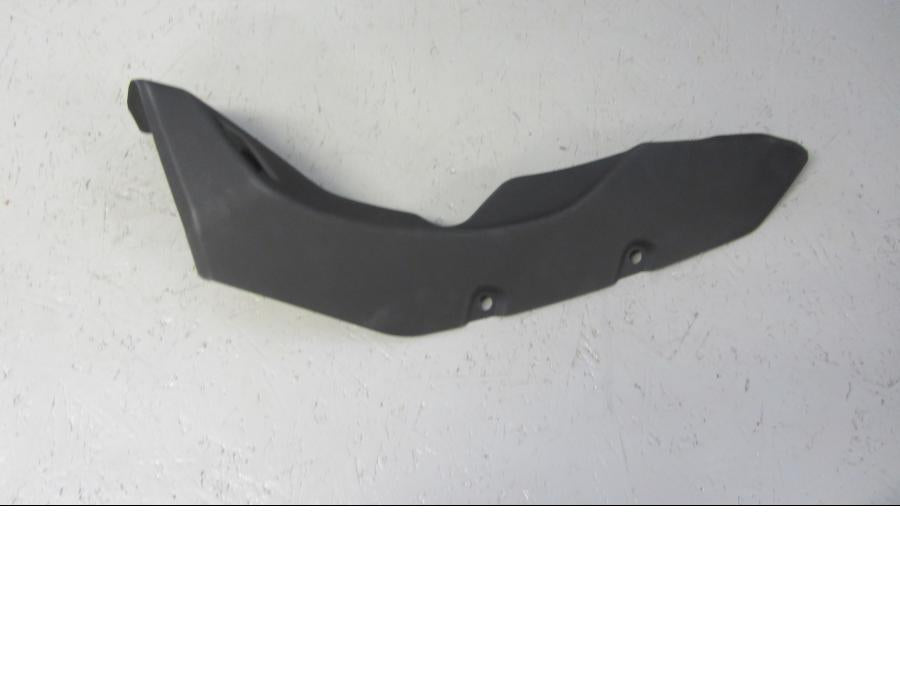 Baksidan på <p>Värmeskydd från Kawasaki Z 800 2016.</p>

<p>Ny, se bilder. Z800, ZR800 2013-2016.</p> motorcykel.