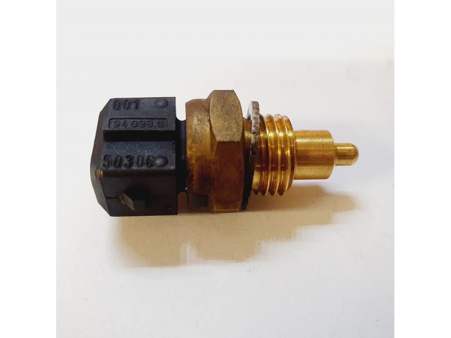 Framsidan på Vattenkylgivare från en BMW R 1200 GS -2006 motorcykel.