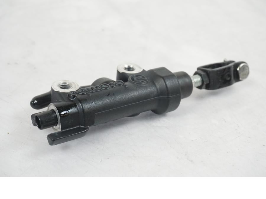 Höger sida på Bromshuvudcylinder från en Yamaha MT-09 -2019 motorcykel.