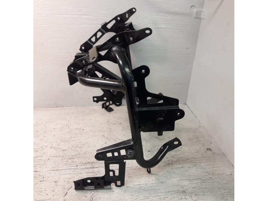 Baksidan på Strålkastarfäste från en Honda ADV 750 -2017 motorcykel.