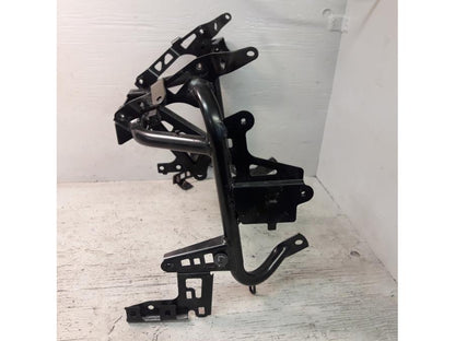 Baksidan på Strålkastarfäste från en Honda ADV 750 -2017 motorcykel.