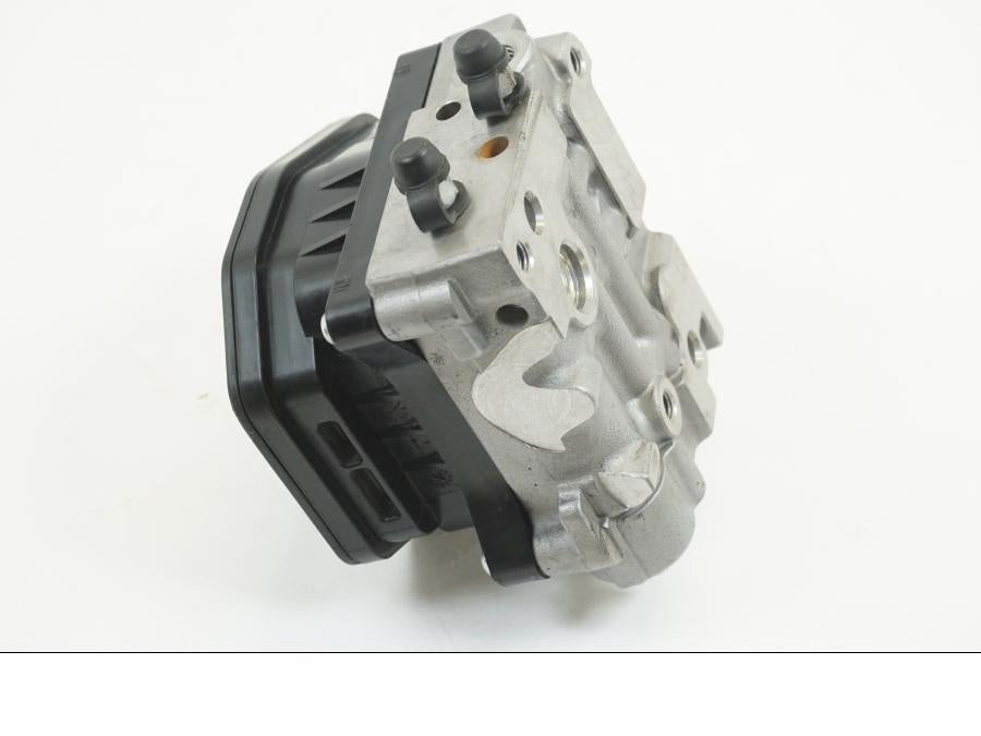 Vänster sida på ABS Modulator från en Honda CBR 1000 RR -2010 motorcykel.