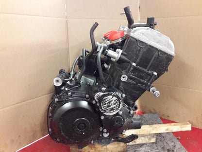 Vänster sida på Motor från en Suzuki GSX-S 1000 -2018 motorcykel.