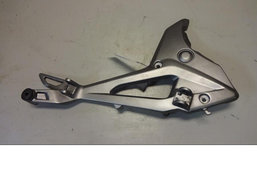 Framsidan på Fotpinnefäste från en Honda NC 750 S -2017 motorcykel.