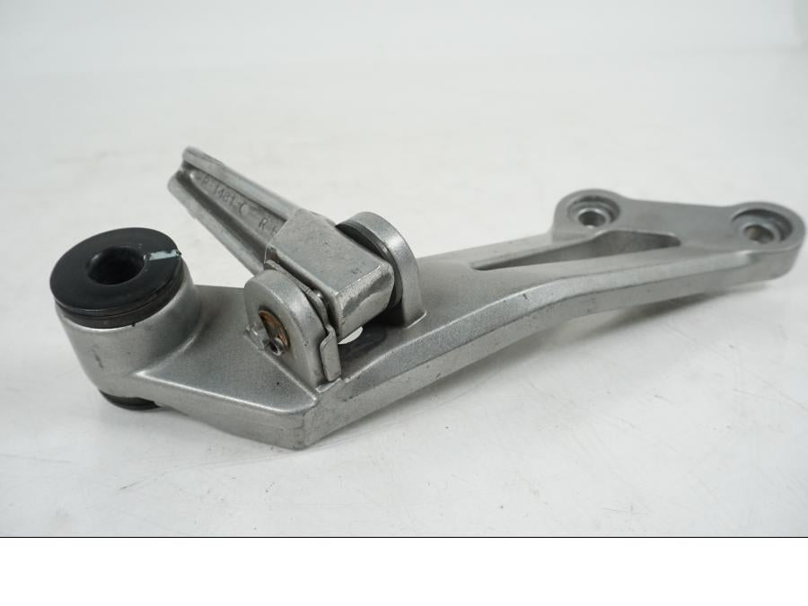 Vänster sida på Fotpinnefäste från en Kawasaki Z 750 -2006 motorcykel.