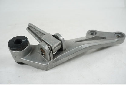 Vänster sida på Fotpinnefäste från en Kawasaki Z 750 -2006 motorcykel.