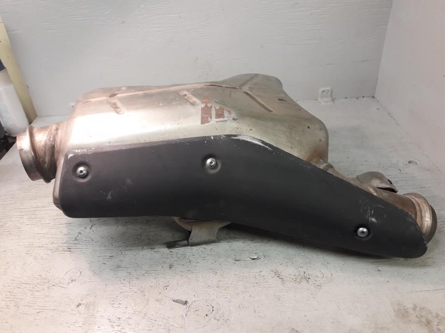 Vänster sida på Mellanburk från en KTM 1290 Super Duke -2016 motorcykel.