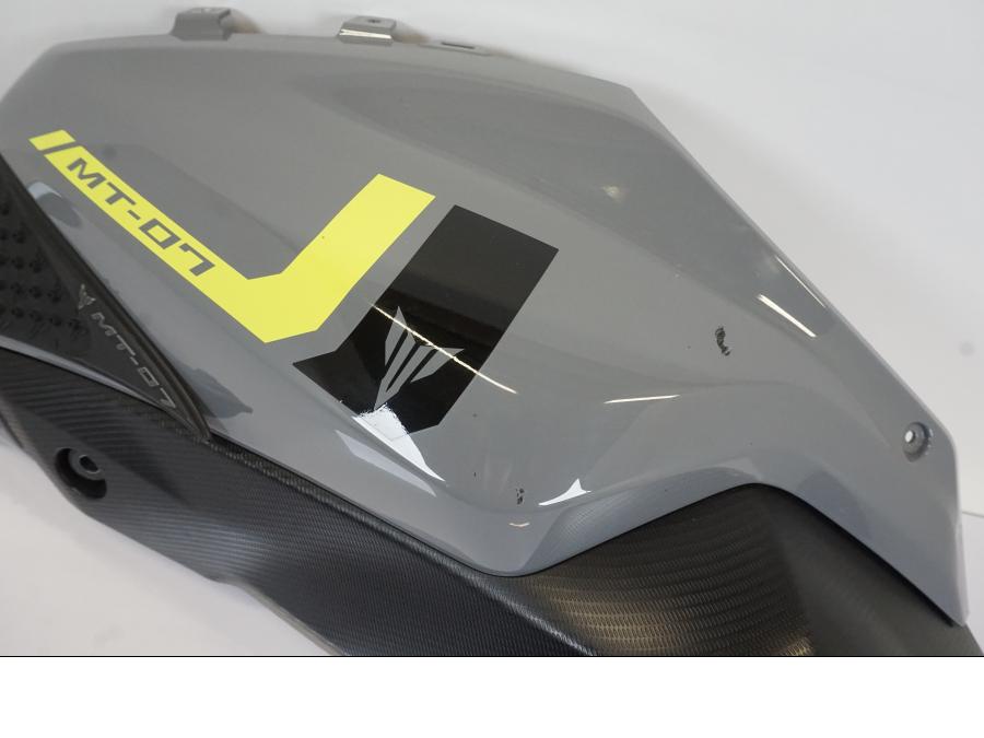 Snett nerifrån på Tankkåpa från en Yamaha MT-07 -2016 motorcykel.