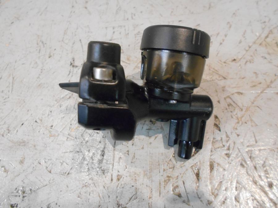 Baksidan på Kopplingshuvudcylinder från en BMW K 1300 R -2009 motorcykel.