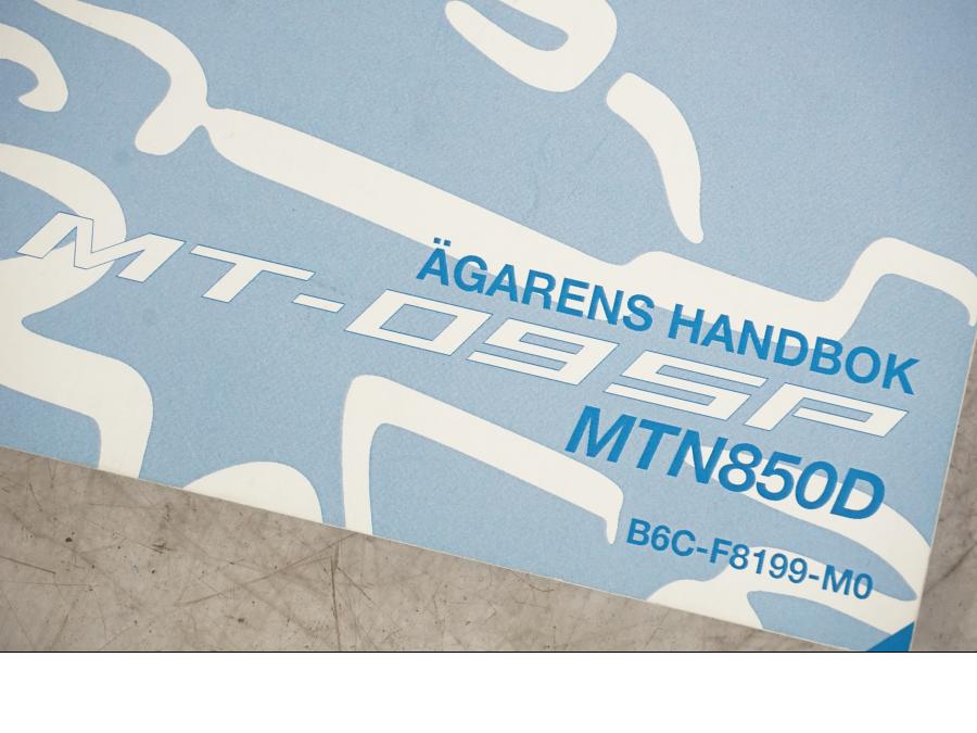 Baksidan på Instruktionsbok från en Yamaha MT-09 SP -2018 motorcykel.
