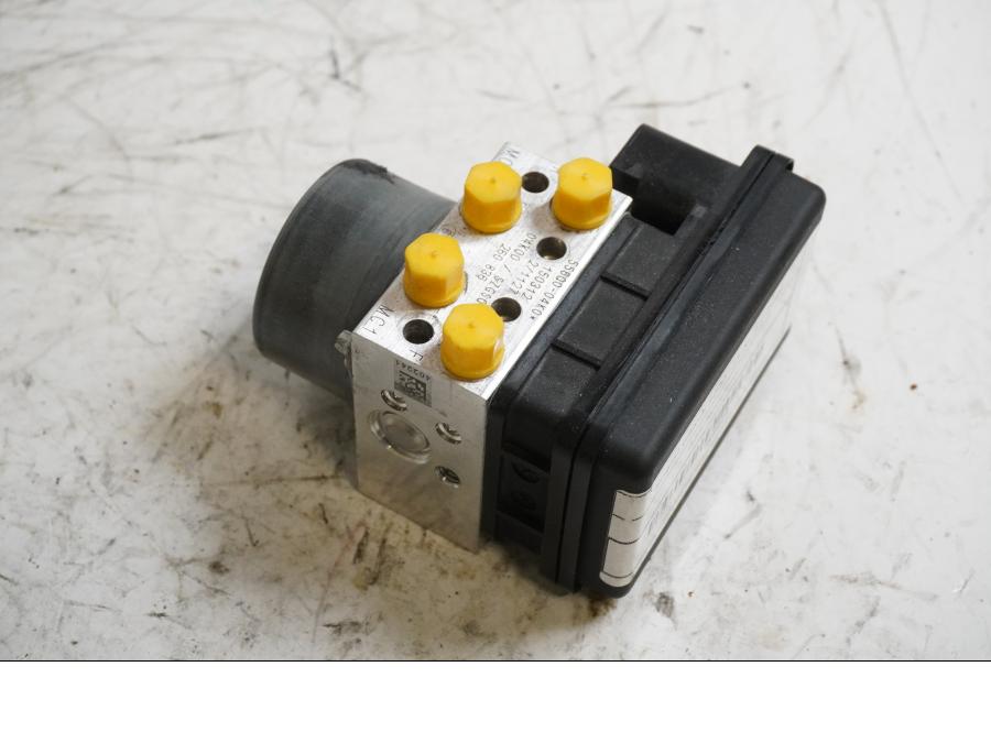 Baksidan på ABS Modulator från en Suzuki GSX-S 1000 -2015 motorcykel.