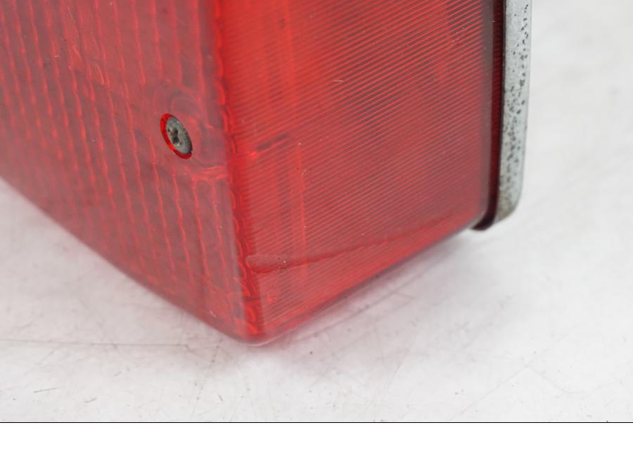 Snett uppifrån på Baklampa från en Honda CB 750 -1996 motorcykel.