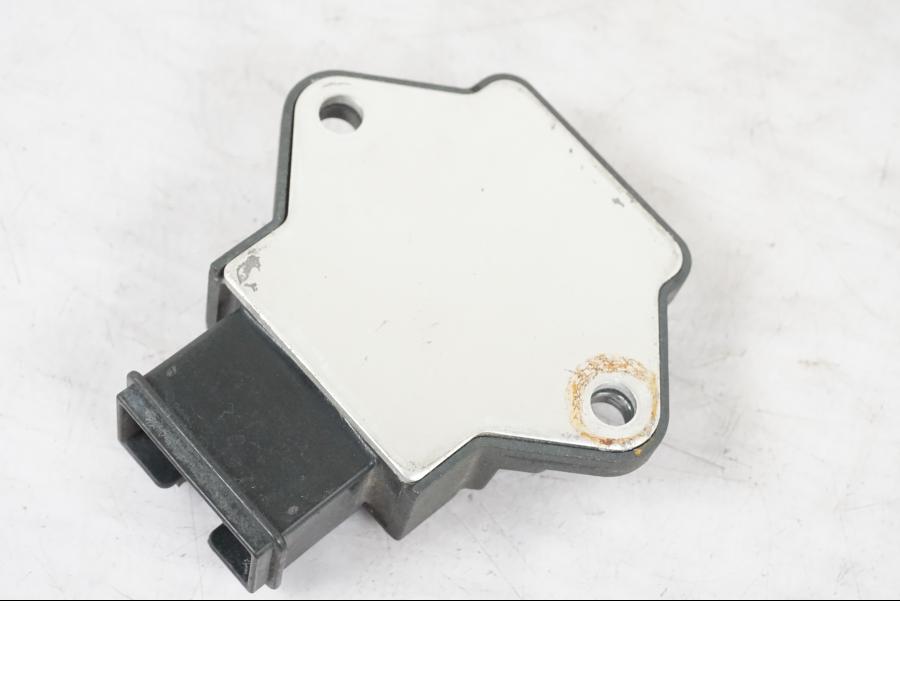 Vänster sida på Likriktare från en Honda NT 650 V -2002 motorcykel.