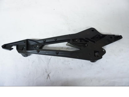 Baksidan på Fotpinnefäste från en Kawasaki Z 800 -2013 motorcykel.