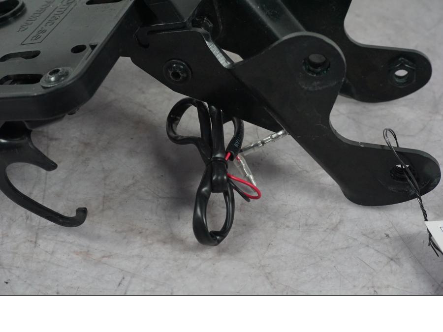 Vänster sida på Skylthållare från en Yamaha MT-09 -2024 motorcykel.