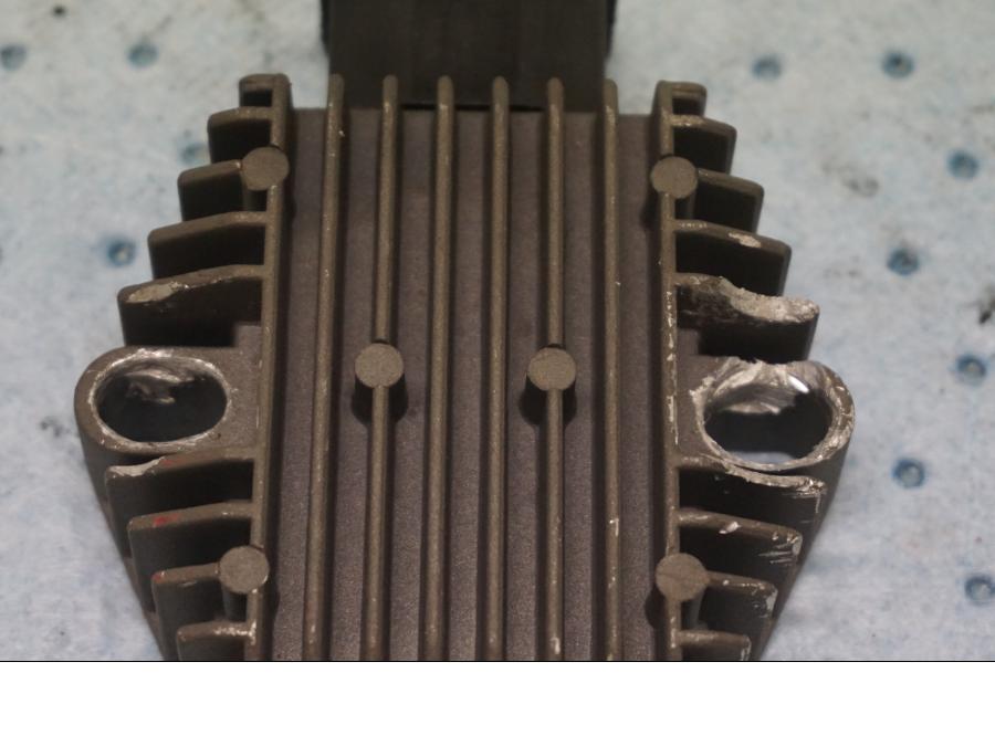 Baksidan på Likriktare från en Honda VTR 1000 F -1997 motorcykel.