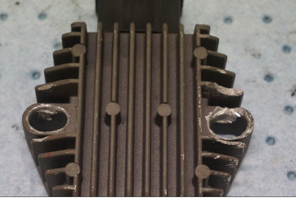 Baksidan på Likriktare från en Honda VTR 1000 F -1997 motorcykel.