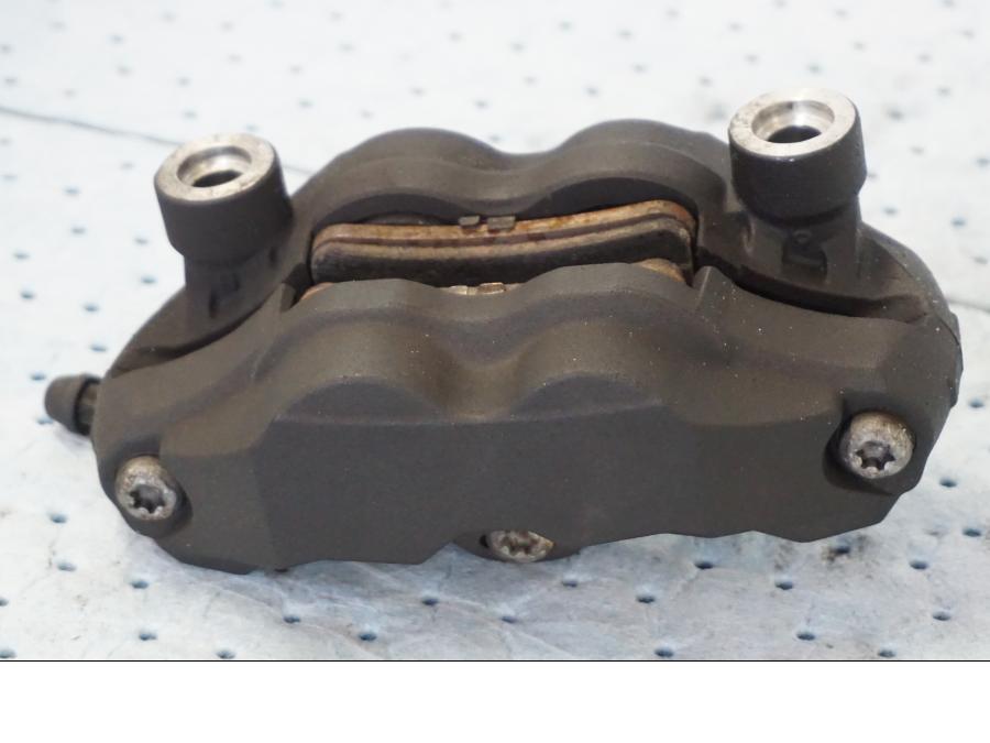 Snett nerifrån på Bromsok från en Suzuki GSX-R 1000 -2008 motorcykel.