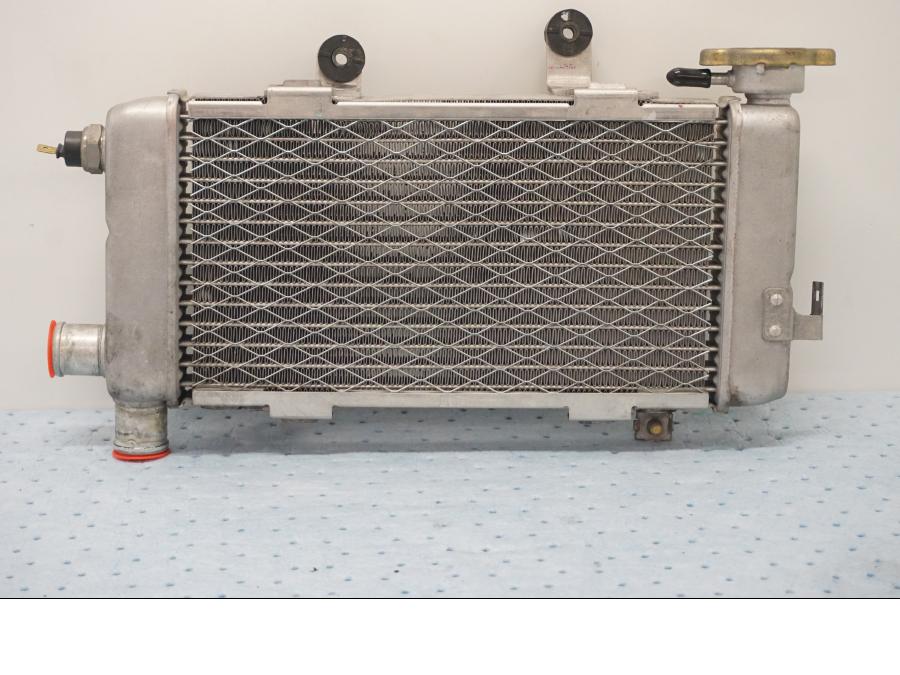 Baksidan på Vattenkyl från en Honda VTR 1000 F -1997 motorcykel.