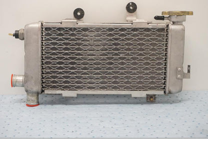 Baksidan på Vattenkyl från en Honda VTR 1000 F -1997 motorcykel.