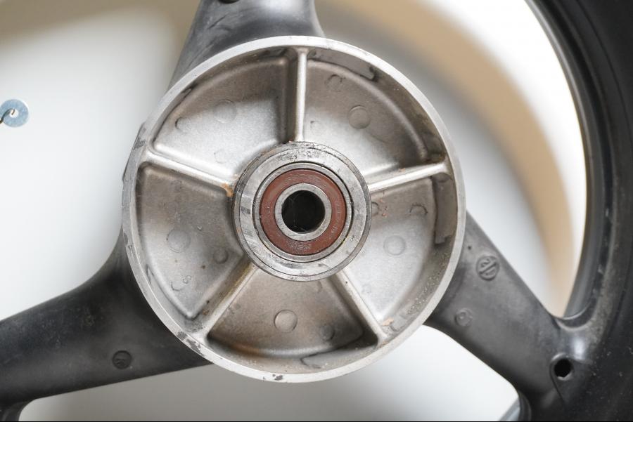 Baksidan på Fälg från en Honda CB 900 F Hornet -2002 motorcykel.