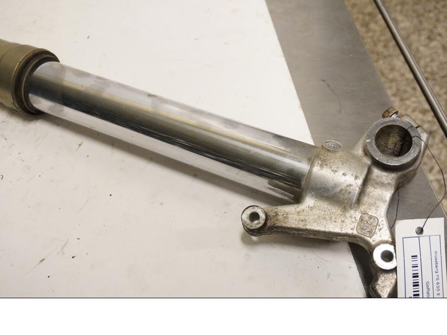 Snett nerifrån på Gaffelben från en Husaberg FS 650 E -2003 motorcykel.