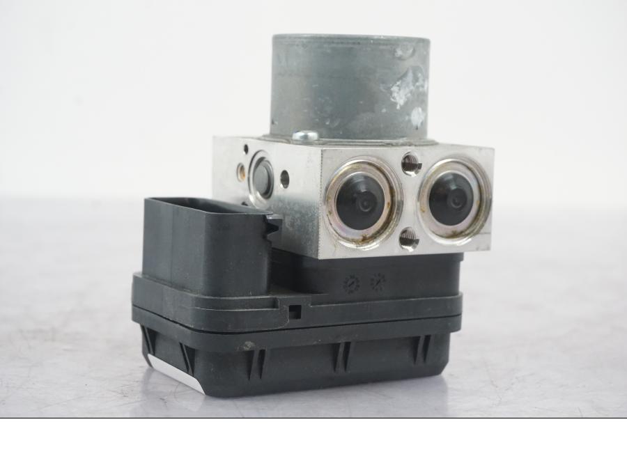 Vänster sida på ABS Modulator från en Yamaha MT-09 -2016 motorcykel.