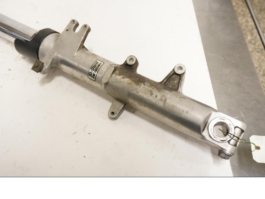 Vänster sida på Gaffelben från en Honda CBR 1100 XX -2000 motorcykel.