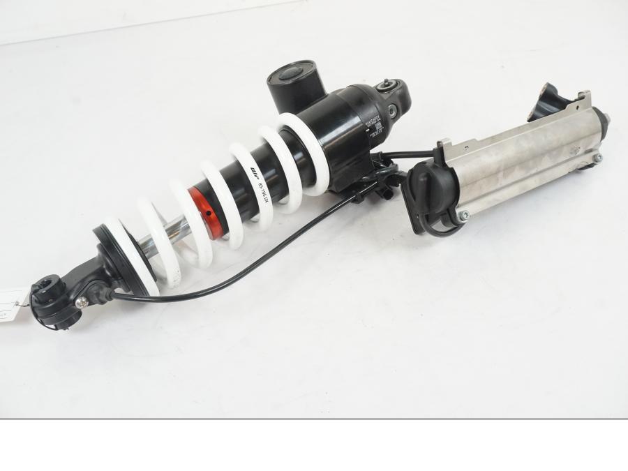 Snett uppifrån på Stötdämpare från en KTM 1290 Super Duke R EVO -2023 motorcykel.