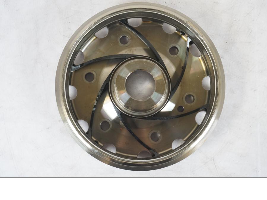 Höger sida på Svänghjul från en BMW R 1200 GSA -2014 motorcykel.