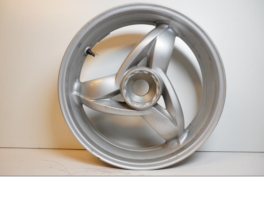 Framsidan på Fälg från en BMW F 650 CS -2002 motorcykel.