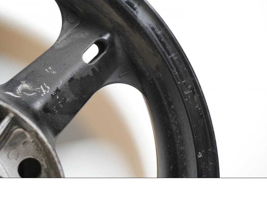 Extrabild4 på Fälg från en Suzuki DL 1000 -2006 motorcykel.