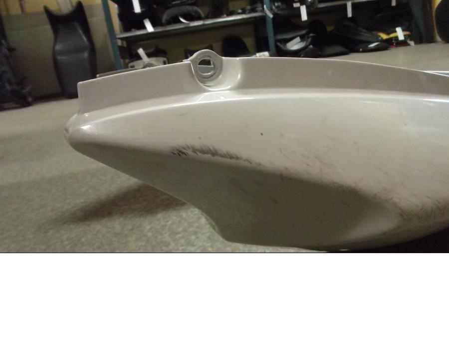 Vänster sida på Bakvinge från en Honda CB 1300 F -2004 motorcykel.