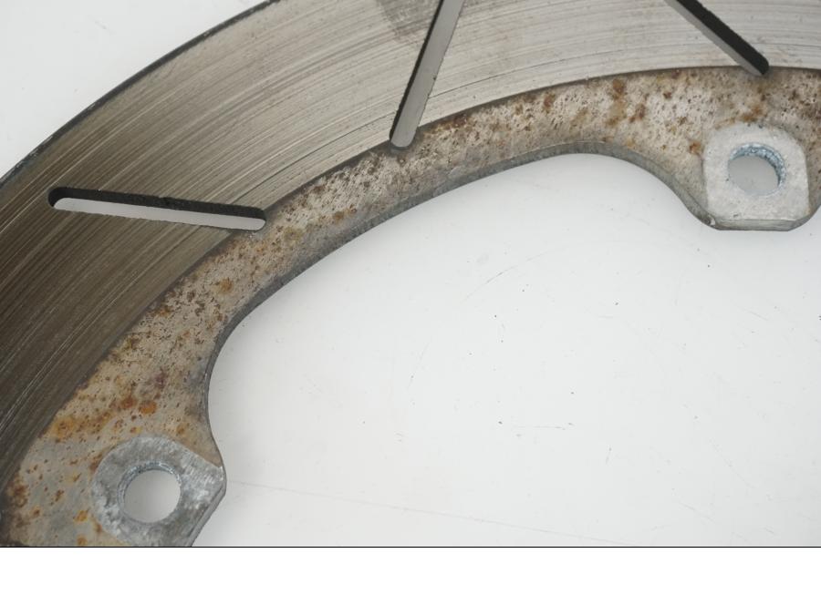 Snett nerifrån på Bromsskiva från en Yamaha XJ 900 -1997 motorcykel.