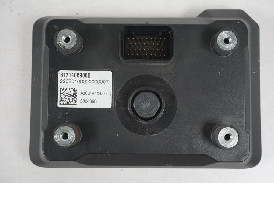 Snett nerifrån på Instrumentpanel från en KTM 1290 Super Duke R -2022 motorcykel.