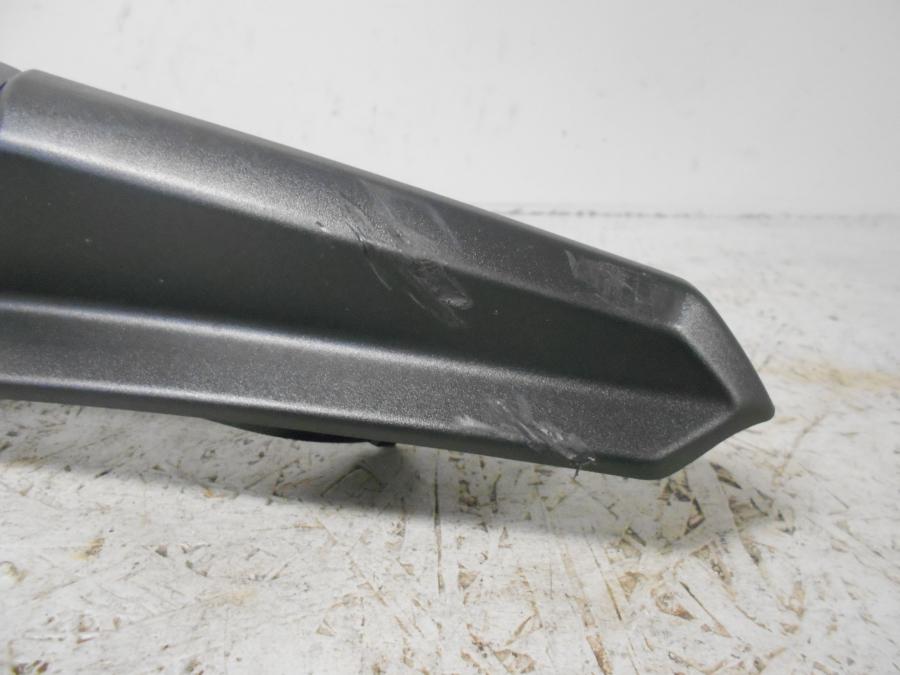 Baksidan på Bensintankskåpa från en Triumph Tiger 800 -2016 motorcykel.