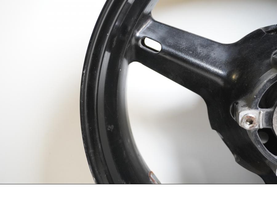 Snett nerifrån på Fälg från en Suzuki GSX-R 600 -2004 motorcykel.