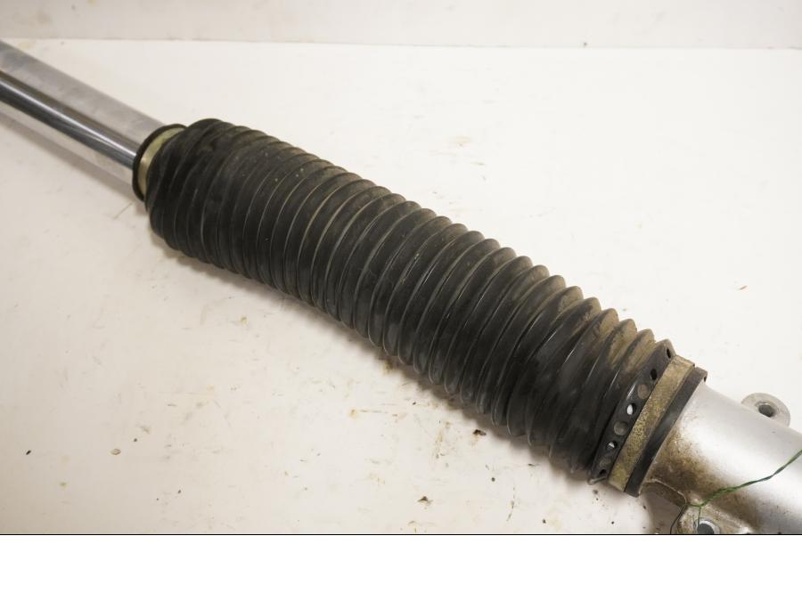 Höger sida på Gaffelben från en Triumph Tiger -2004 motorcykel.