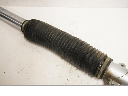 Höger sida på Gaffelben från en Triumph Tiger -2004 motorcykel.