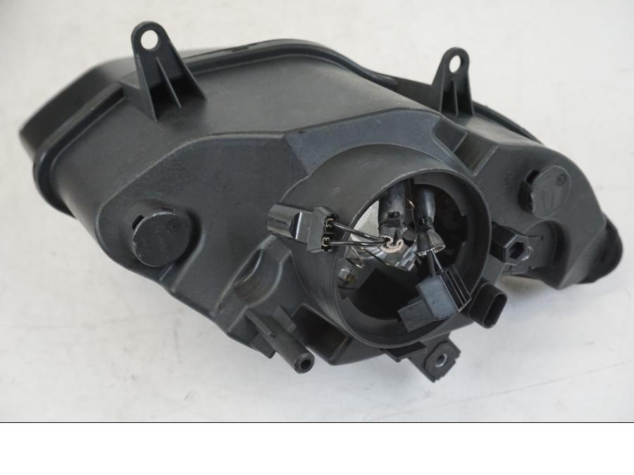 Snett nerifrån på Strålkastare från en BMW R 1200 RS -2014 motorcykel.