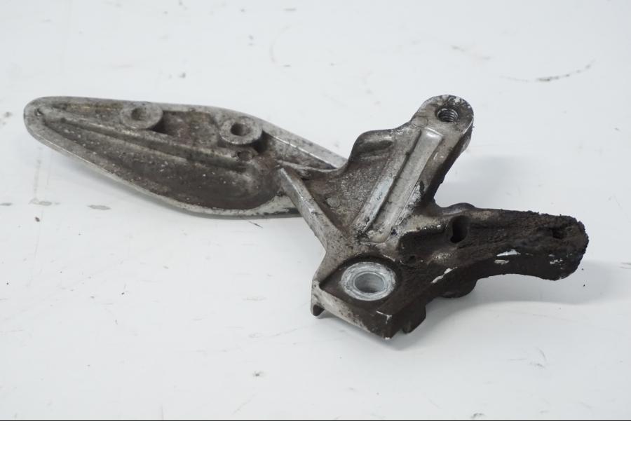 Snett nerifrån på Fotpinnefäste från en Yamaha YZF 1000 R -1997 motorcykel.