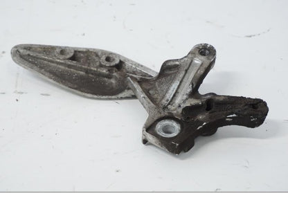 Snett nerifrån på Fotpinnefäste från en Yamaha YZF 1000 R -1997 motorcykel.