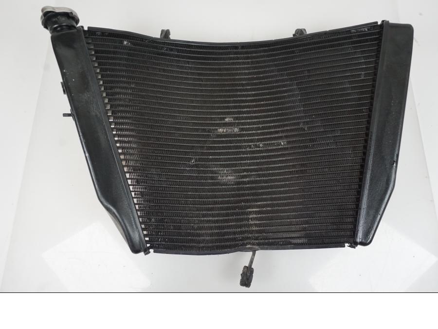 Framsidan på Vattenkyl från en Suzuki GSX-R 750 -2009 motorcykel.