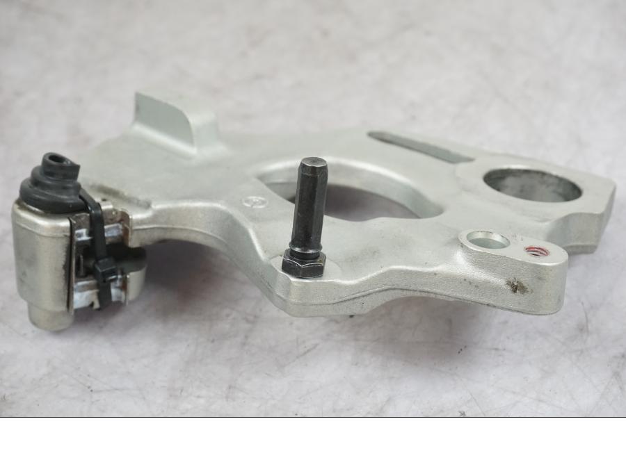 Vänster sida på Bromsoksfäste från en Ducati Desert X -2022 motorcykel.