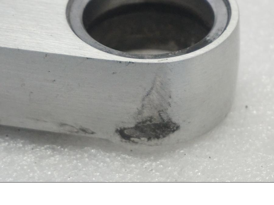 Vänster sida på Gaffelkrona från en Suzuki VL 800 -2004 motorcykel.