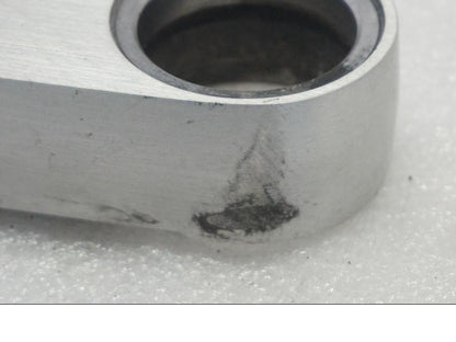 Vänster sida på Gaffelkrona från en Suzuki VL 800 -2004 motorcykel.