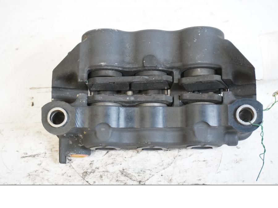 Baksidan på Bromsok från en Yamaha YZF 1000 R1 -2008 motorcykel.