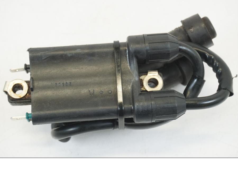 Snett nerifrån på Tändspole från en Honda CB 750 -2002 motorcykel.