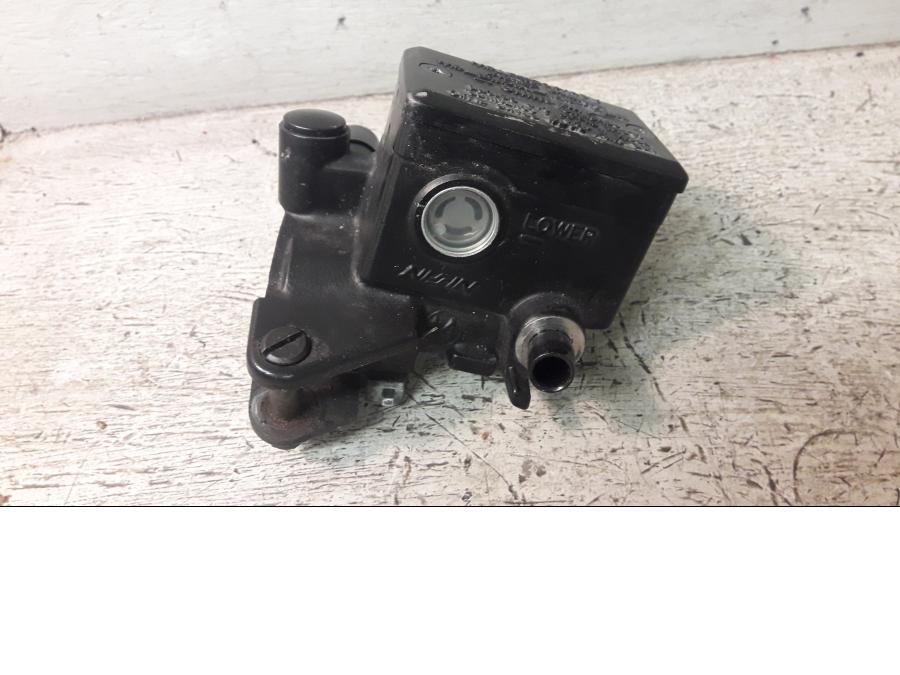 Framsidan på Bromshuvudcylinder från en Yamaha FZ-S 600 -2000 motorcykel.