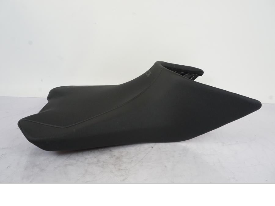 Vänster sida på Sadel från en KTM 1290 Super Duke -2019 motorcykel.